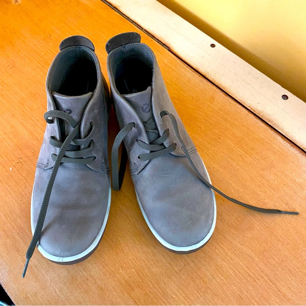 ecco gray women’s suade ankle boots in amazing condition